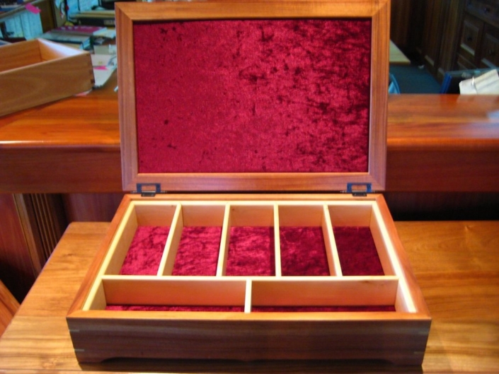 Cutlery box